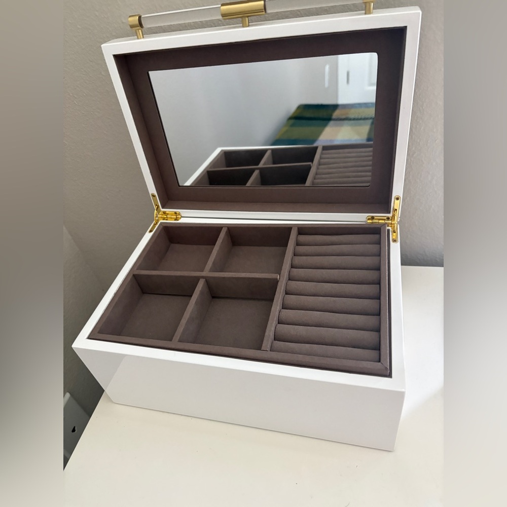 Kendra Scott Jewelry Box - Picture 4 of 5